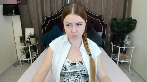 Snapshot of robertamorelly chatting on December 3, 5:42 am Betty online show from December 3, 5:42 am