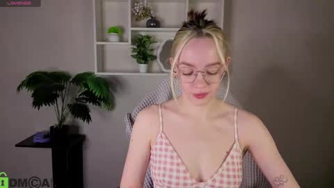 Snapshot of rockett_bunny chatting on May 1, 12:37 am Rockett online show from May 1, 12:37 am