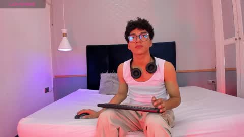 Snapshot of rodney_styles chatting on January 14, 3:22 am Rodney Styles online show from January 14, 3:22 am