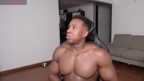 Snapshot of rogger_physique chatting on February 12, 4:33 am Rogger online show from February 12, 4:33 am