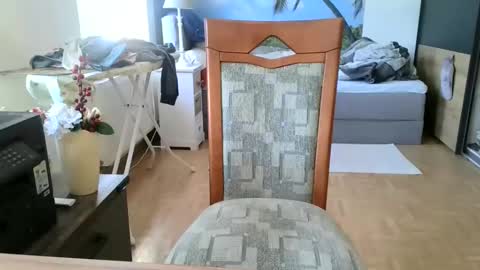 Snapshot of rolandloser1000 chatting on February 18, 9:54 am rolandloser1000 online show from February 18, 9:54 am