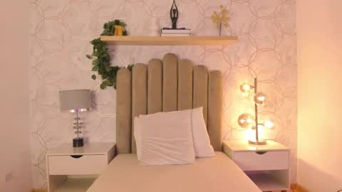 Snapshot of roma_love_ chatting on December 4, 11:41 am online show from December 4, 11:41 am