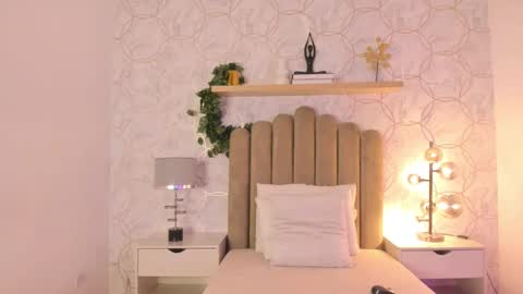 Snapshot of roma_love_ chatting on December 10, 1:00 pm online show from December 10, 1:00 pm