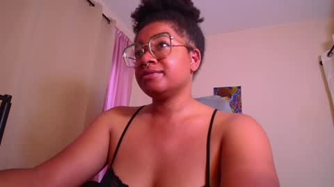 Snapshot of romantic_stargirl chatting on April 27, 12:25 pm Is A Belle online show from April 27, 12:25 pm
