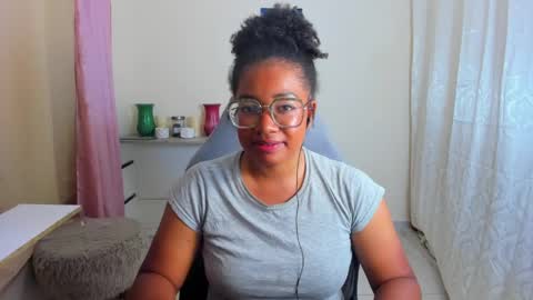 Snapshot of romantic_stargirl chatting on May 6, 2:51 am Is A Belle online show from May 6, 2:51 am