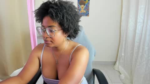Snapshot of romantic_stargirl chatting on May 19, 8:15 pm Is A Belle online show from May 19, 8:15 pm