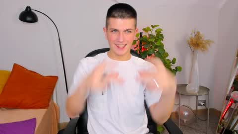 Rony online show from December 8, 1:36 pm