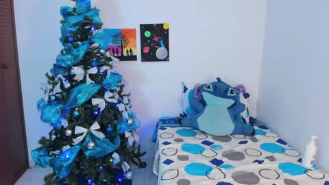 Snapshot of rooxxyy_ chatting on December 15, 1:13 am    online show from December 15, 1:13 am