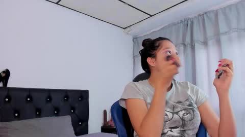 Snapshot of rooxxyy_ chatting on January 31, 9:35 pm online show from January 31, 9:35 pm