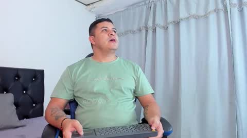 Snapshot of rooxxyy_ chatting on February 2, 1:48 am online show from February 2, 1:48 am