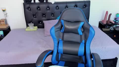 Snapshot of rooxxyy_ chatting on February 4, 9:42 pm online show from February 4, 9:42 pm