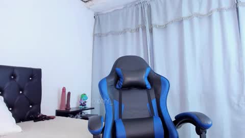 Snapshot of rooxxyy_ chatting on February 14, 11:01 pm online show from February 14, 11:01 pm