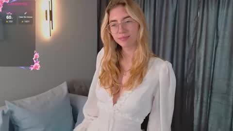 Snapshot of rosa_jones_ chatting on October 13, 8:47 am Emma online show from October 13, 8:47 am