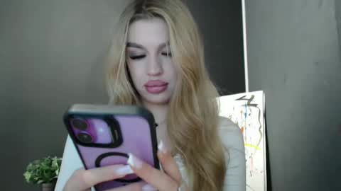 Snapshot of rosaline_ly chatting on November 30, 2:32 pm Rosalina online show from November 30, 2:32 pm