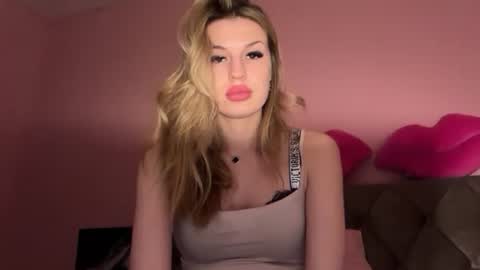 Snapshot of rosaline_ly chatting on December 13, 8:47 pm Rosalina online show from December 13, 8:47 pm