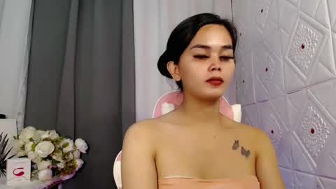 Snapshot of rosella_xx chatting on October 13, 1:00 pm TONETH online show from October 13, 1:00 pm