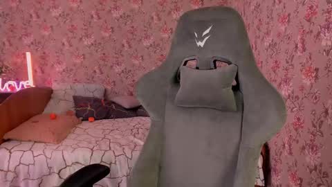 Lola online show from November 8, 4:45 am