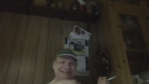 Snapshot of roses2u1958 chatting on December 18, 4:20 am roses2u1958 online show from December 18, 4:20 am