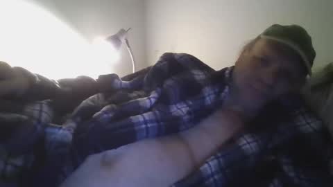 Snapshot of roses2u1958 chatting on December 23, 3:18 am roses2u1958 online show from December 23, 3:18 am