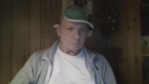 Snapshot of roses2u1958 chatting on February 2, 4:15 am roses2u1958 online show from February 2, 4:15 am