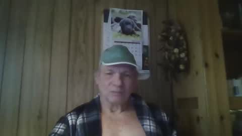Snapshot of roses2u1958 chatting on February 2, 10:24 am roses2u1958 online show from February 2, 10:24 am