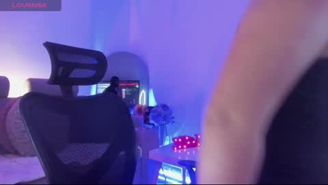 Snapshot of ross_lee chatting on April 8, 8:53 pm ross_lee online show from April 8, 8:53 pm