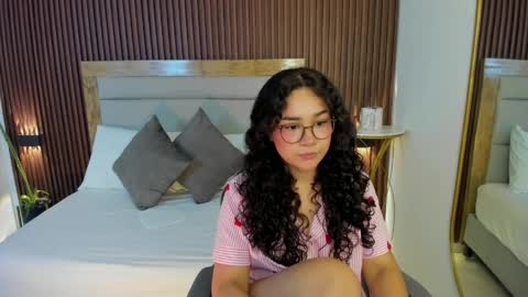 rossie_lanie_ online show from April 4, 7:22 pm