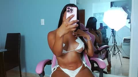 Snapshot of rousebonnett chatting on February 1, 11:48 pm ROUSE online show from February 1, 11:48 pm