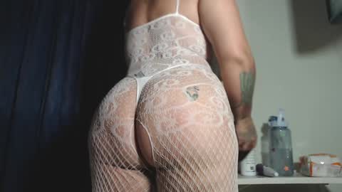 Snapshot of rousse_ellise1 chatting on December 20, 1:47 am rousse online show from December 20, 1:47 am