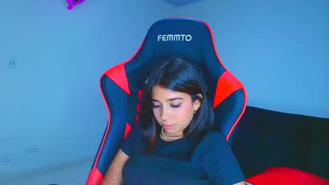 Snapshot of rousse_violet chatting on September 10, 10:43 pm rousse_violet online show from September 10, 10:43 pm