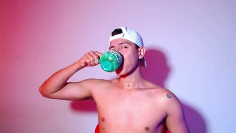 rowanboy23 online show from May 28, 3:31 pm