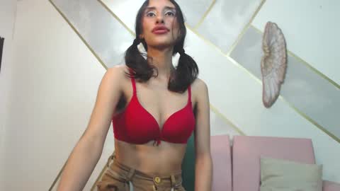 Snapshot of roxana_cyrano chatting on February 19, 12:14 am online show from February 19, 12:14 am