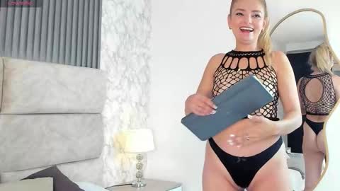 Snapshot of roxana_sins chatting on October 10, 2:49 pm roxana sins online show from October 10, 2:49 pm