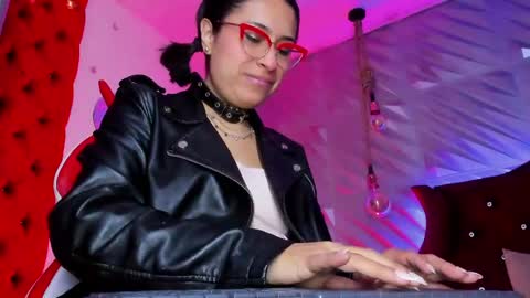 roxanne_han online show from May 29, 12:14 pm