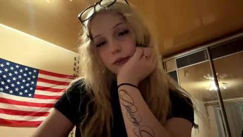 Snapshot of roxanneleaton chatting on February 24, 3:21 pm Molly online show from February 24, 3:21 pm