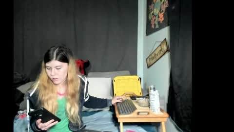 roxihazeleyes online show from May 13, 2:42 am