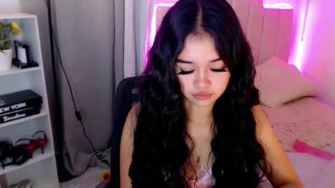 Snapshot of roxxy_blossom chatting on November 4, 11:59 pm roxxy_blossom online show from November 4, 11:59 pm