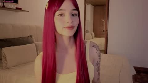 Snapshot of roxxy_mora chatting on October 6, 9:23 pm Roxxy online show from October 6, 9:23 pm