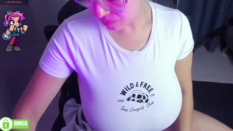 Snapshot of roxy_clark chatting on May 22, 8:32 am Annah online show from May 22, 8:32 am