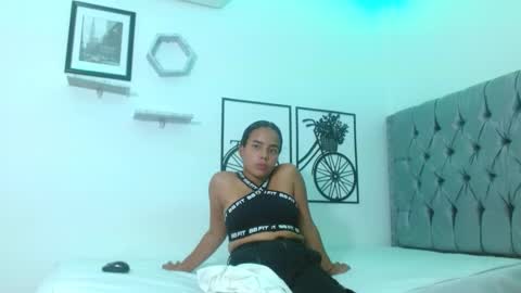 roxy_stone1 online show from March 1, 1:53 am