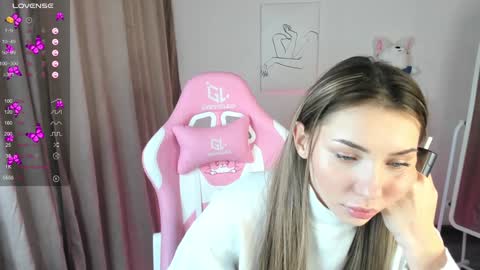 Snapshot of roxy_the_daedevill chatting on January 13, 4:50 am roxy_the_daedevill online show from January 13, 4:50 am