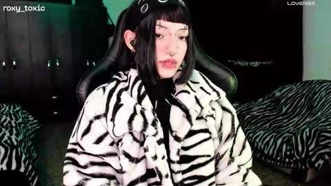 Roxy Independient model Help me to reach 50 thumbs up online show from November 13, 12:53 am