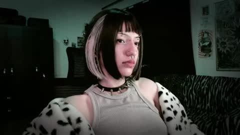 Snapshot of roxy_toxic chatting on May 15, 10:50 pm Roxy Independient model Help me to reach 50 thumbs up online show from May 15, 10:50 pm