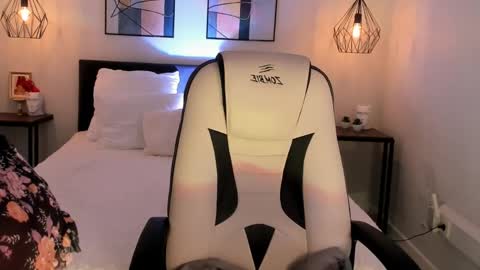 Roxy follow me online show from May 20, 12:44 pm