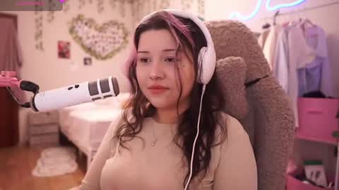 roxysuh online show from April 16, 7:42 am