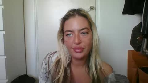 Snapshot of rubyredxxxoxxx chatting on February 2, 9:19 am rubyredxxxoxxx online show from February 2, 9:19 am