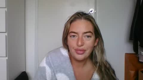 Snapshot of rubyredxxxoxxx chatting on October 18, 7:53 am rubyredxxxoxxx online show from October 18, 7:53 am