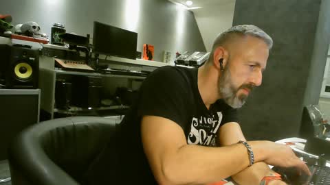 Snapshot of ruffi77 chatting on January 21, 2:37 pm Chico que rico Caliente online show from January 21, 2:37 pm