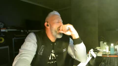 Snapshot of ruffi77 chatting on December 5, 2:09 am Chico que rico Caliente online show from December 5, 2:09 am