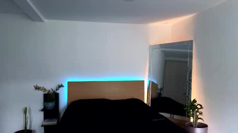  R U S S E L L  online show from September 19, 1:12 pm